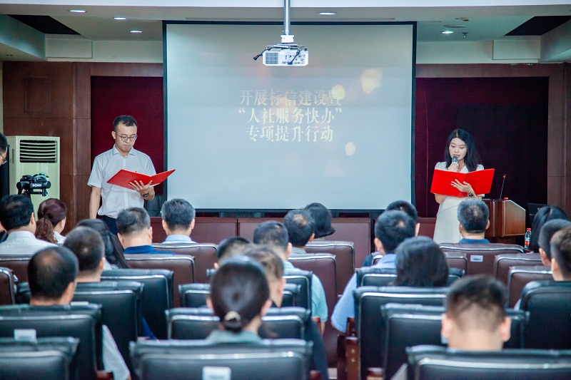 1.情景式对话《跨越时空的对话：就业保障与社会主义之光》表演者：陈超、杨薪.jpg