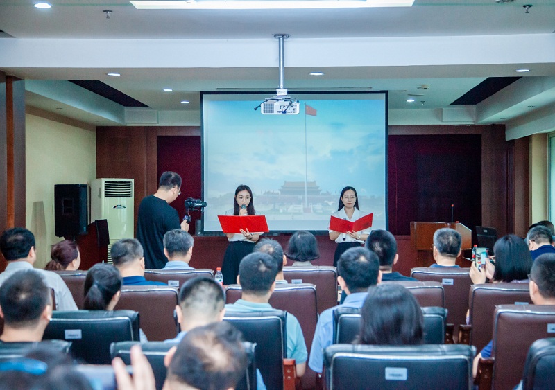 2.诗朗诵《请告诉我你是谁》表演者：陈久久、王玥.jpg
